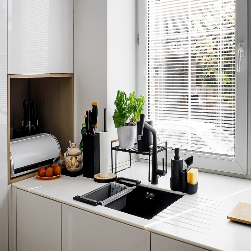 Kuchyně s černým dřezem