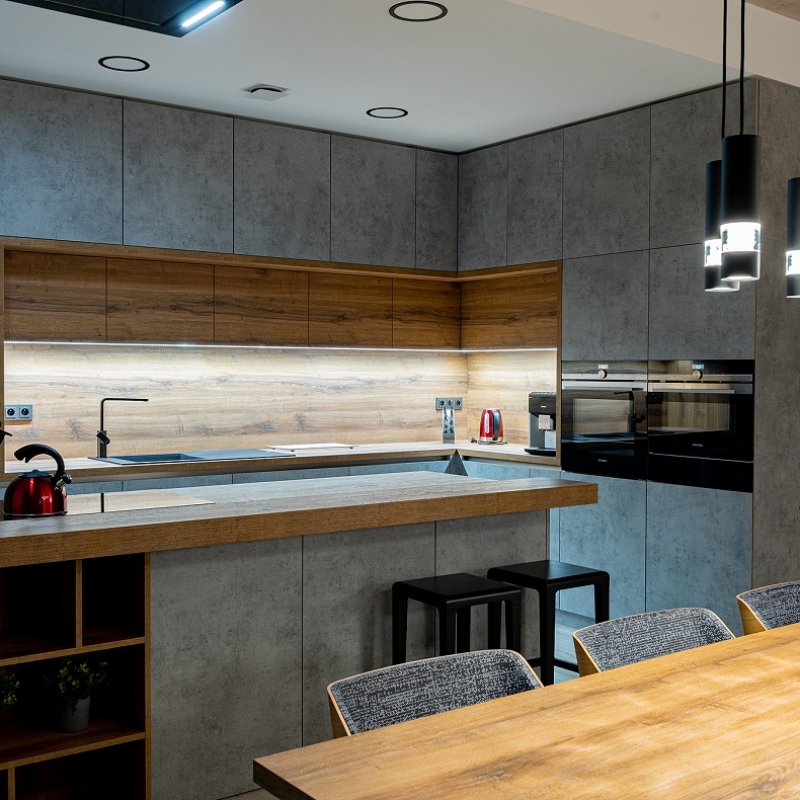 kuchyně s barovými židlemi TON