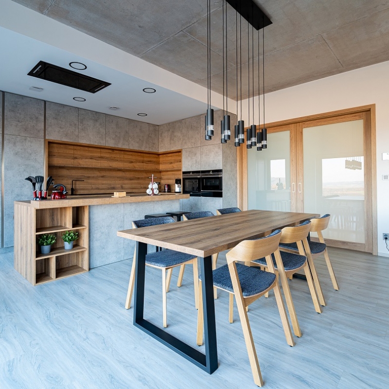 kuchyně se stropním odsavačem