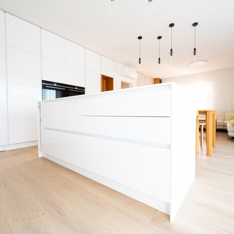 kuchyně s bílými šuplíky