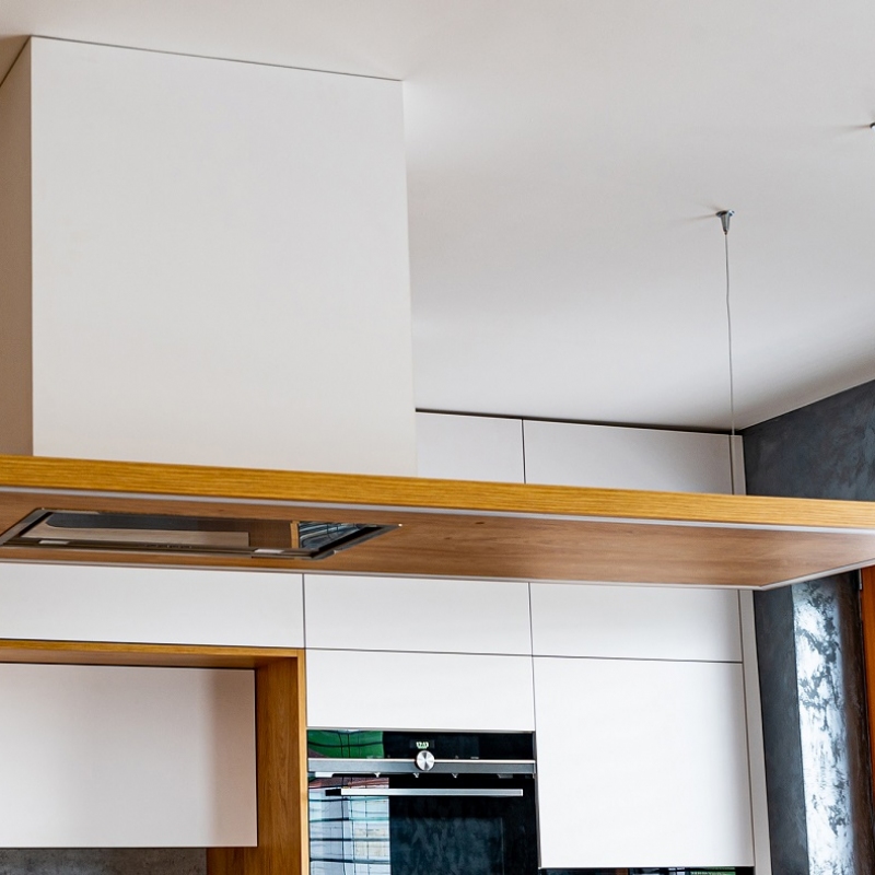 kuchyně s ostrůvkovým odsavačem