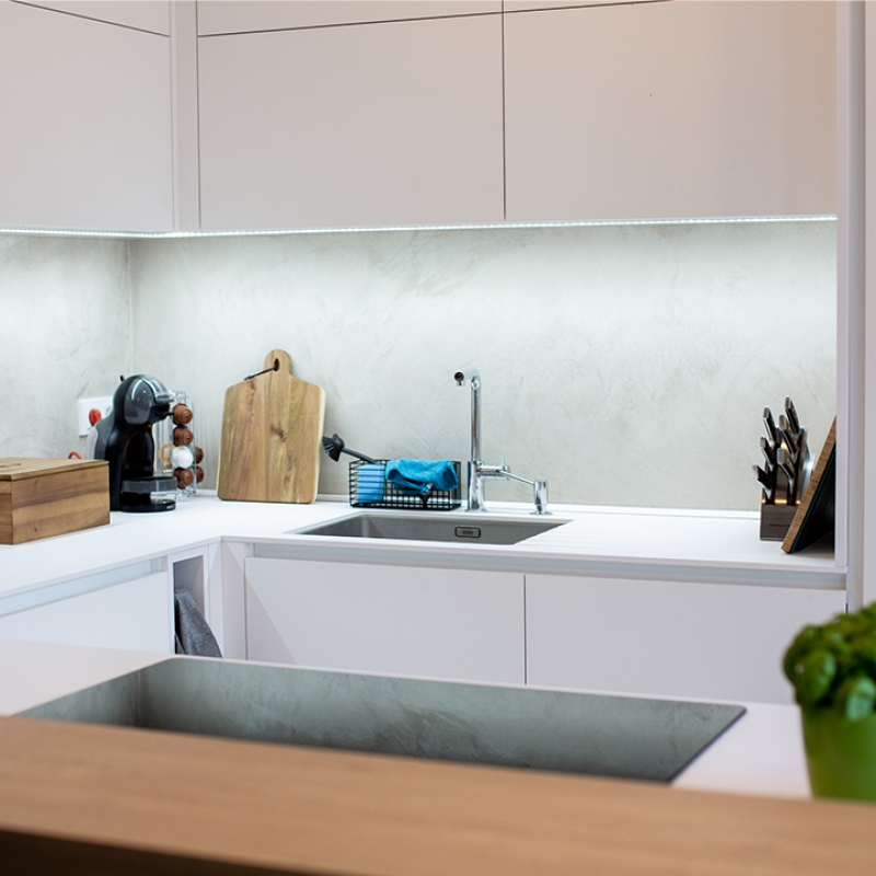 kuchyně s nerezovým dřezem