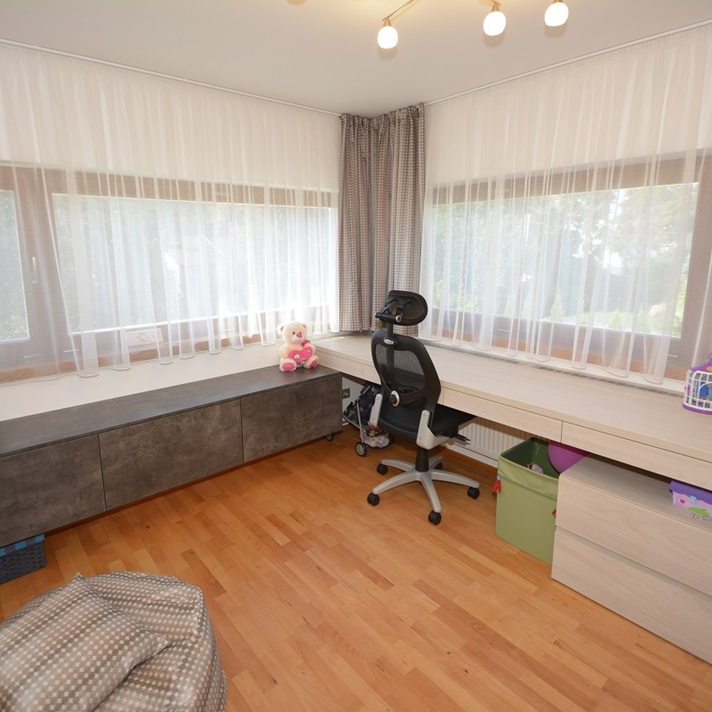 Dětský pokoj s velkým psacím stolem