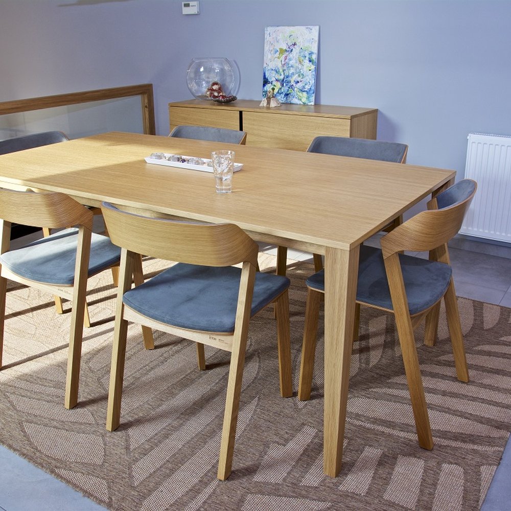 Jídelna v lakovaném dubu