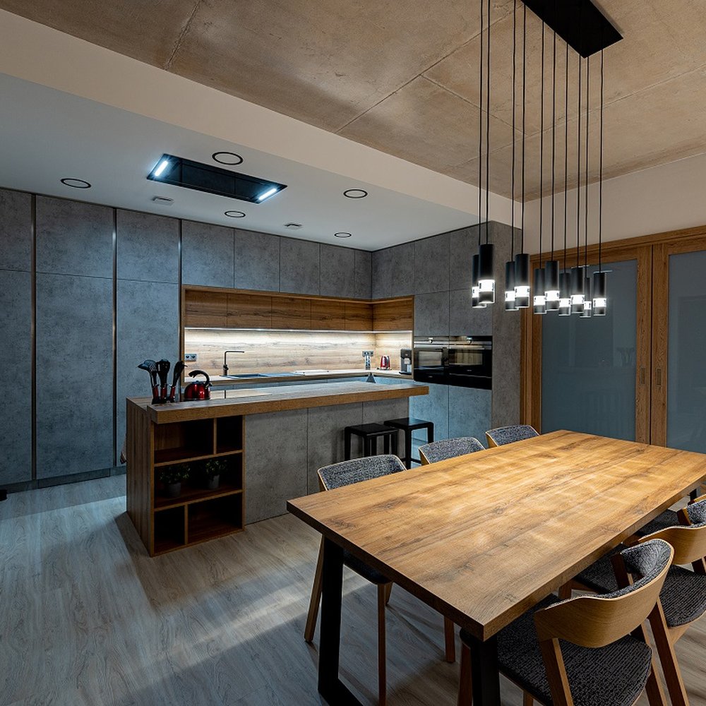 Kompletní interiér v betonu a koňakovém dubu