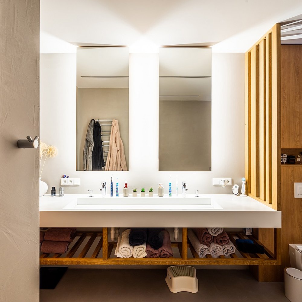 Koupelna s umyvadlem z umělého kamene