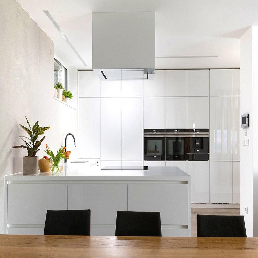 Kuchyně bílá s Corianem