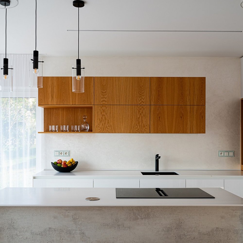 Kuchyně prostorná s dýhou