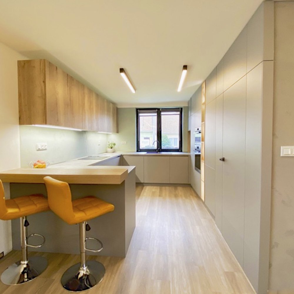 Šedá rohová kuchyně