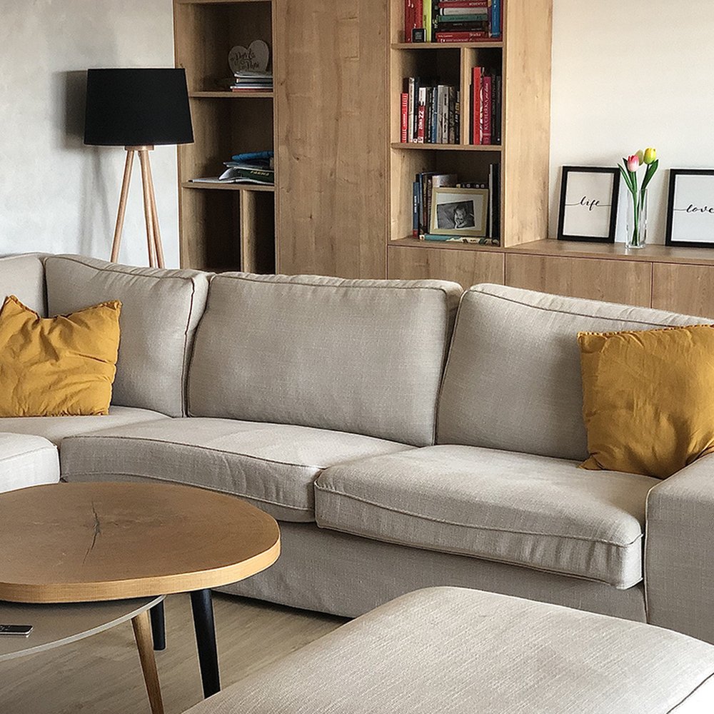 Obývací pokoj s knihovnou a barem