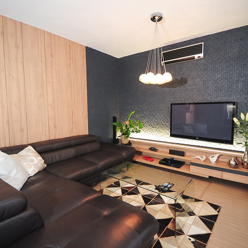 Obývací pokoj s kamenným obkladem