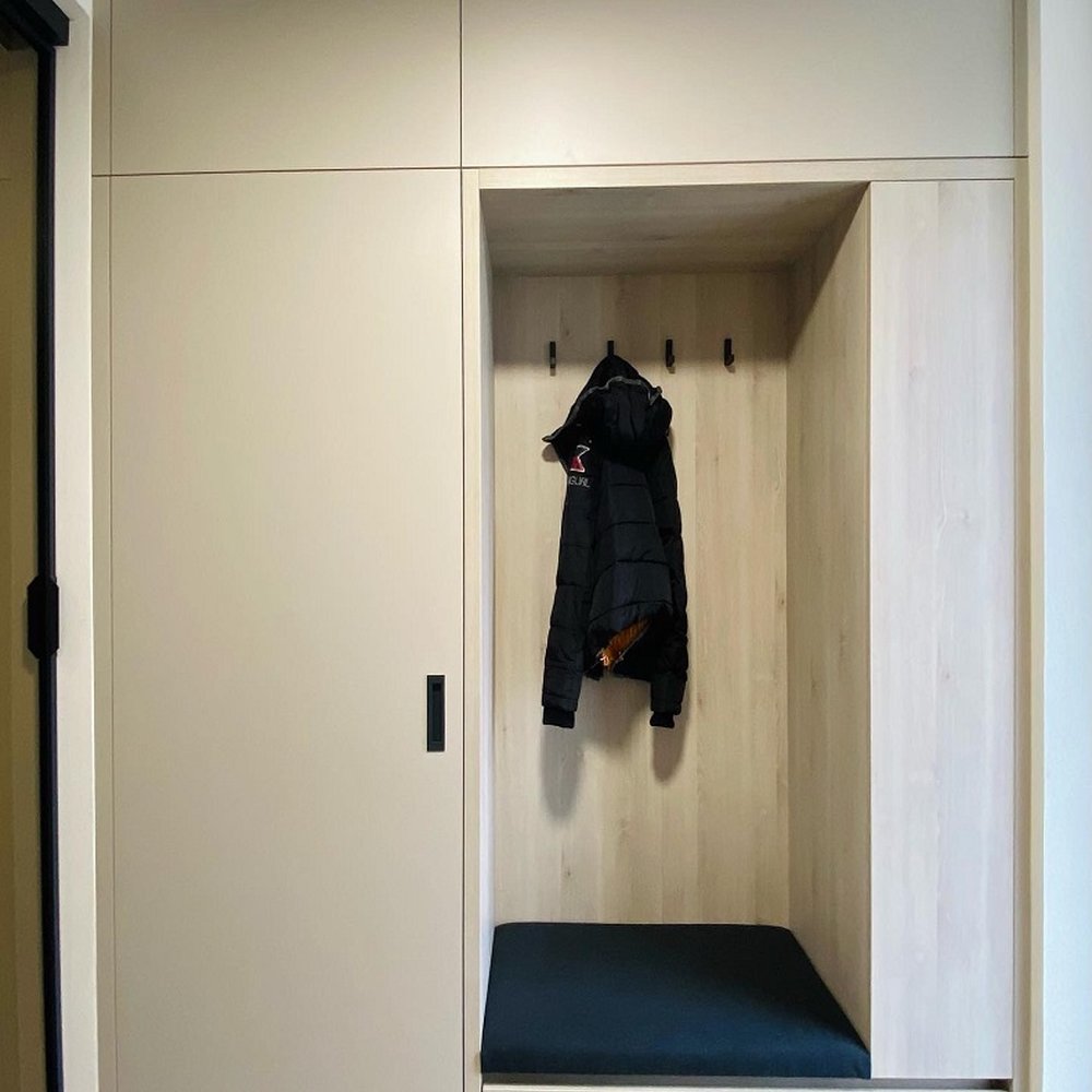 Předsíň s dveřmi do šatny