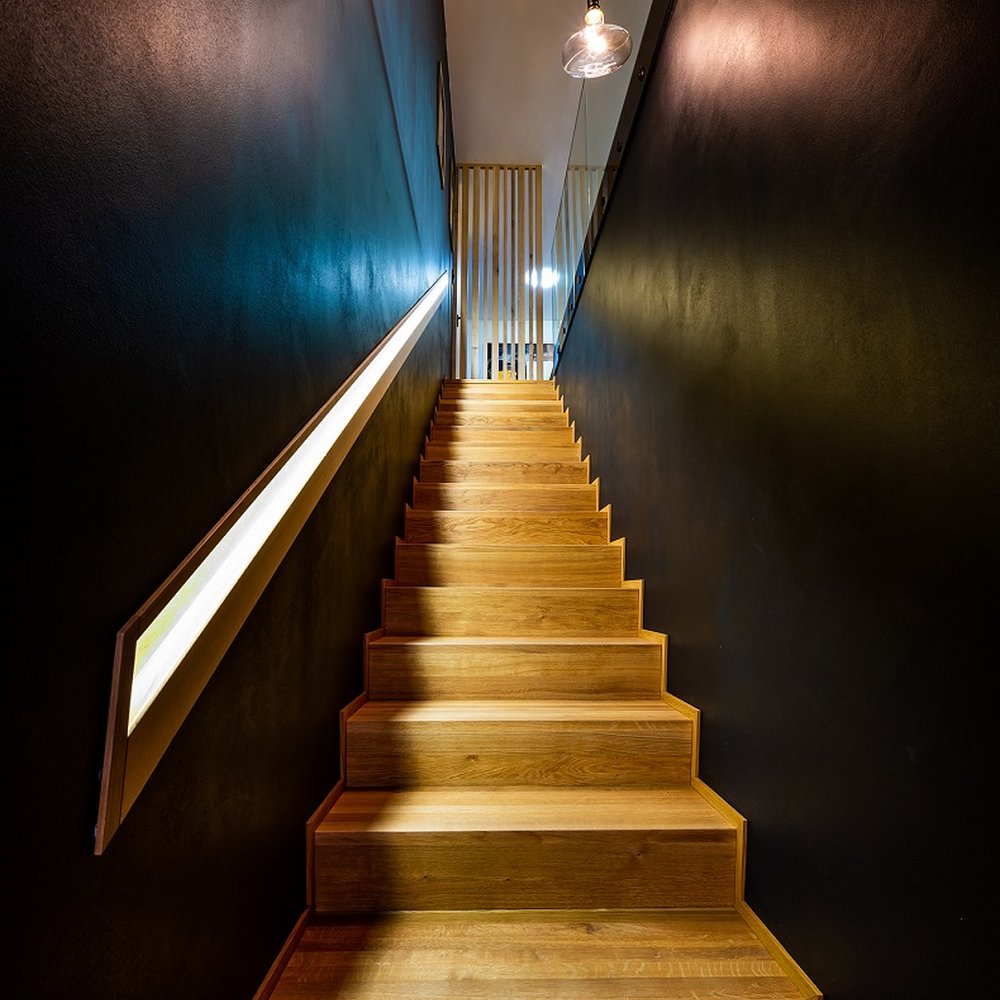 Schodiště se zapuštěným madlem